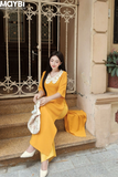 Áo dài ôm lụa vàng phối cổ ren trắng