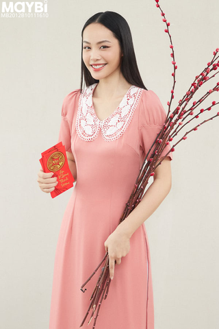 Áo dài ôm lụa chéo hồng phối cổ ren trắng