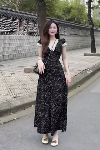 Đầm xòe chấm bi cổ V phối ren dáng maxi