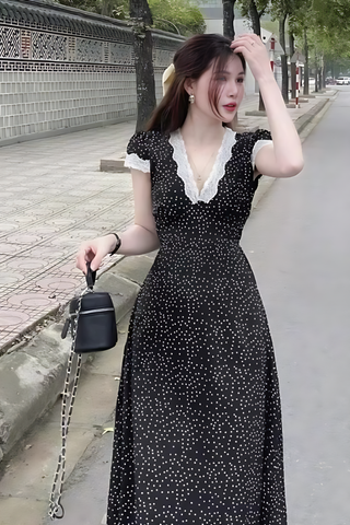 Đầm xòe chấm bi cổ V phối ren dáng maxi