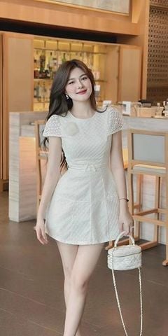 Đầm ren dáng  mini cài hoa