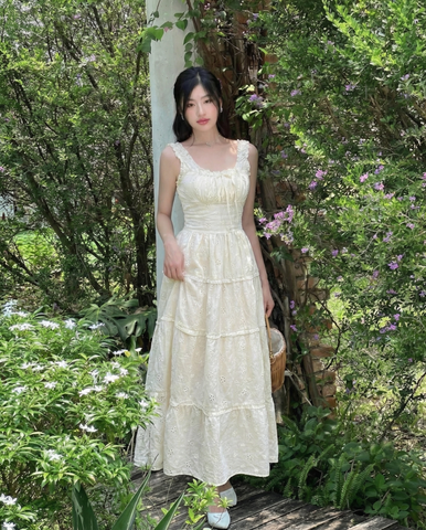 Đầm hai dây cotton thêu kem nhún xòe dáng maxi