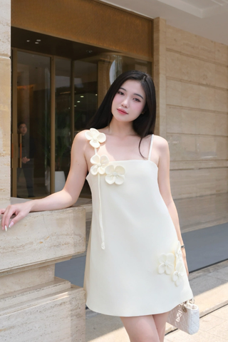 Đầm hai dây đính hoa kiểu dáng mini