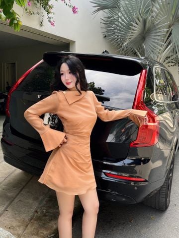 Đầm mini dài tay cổ xéo