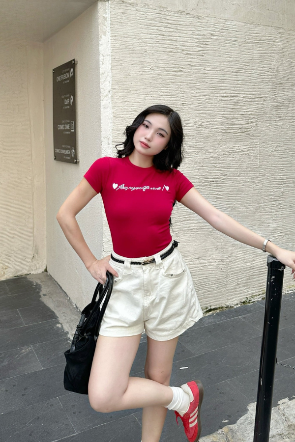 Áo thun ôm thêu chữ ngắn tay
