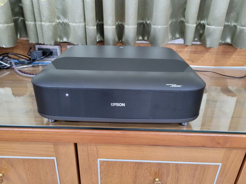 Máy chiếu Epson - EH-LS670B