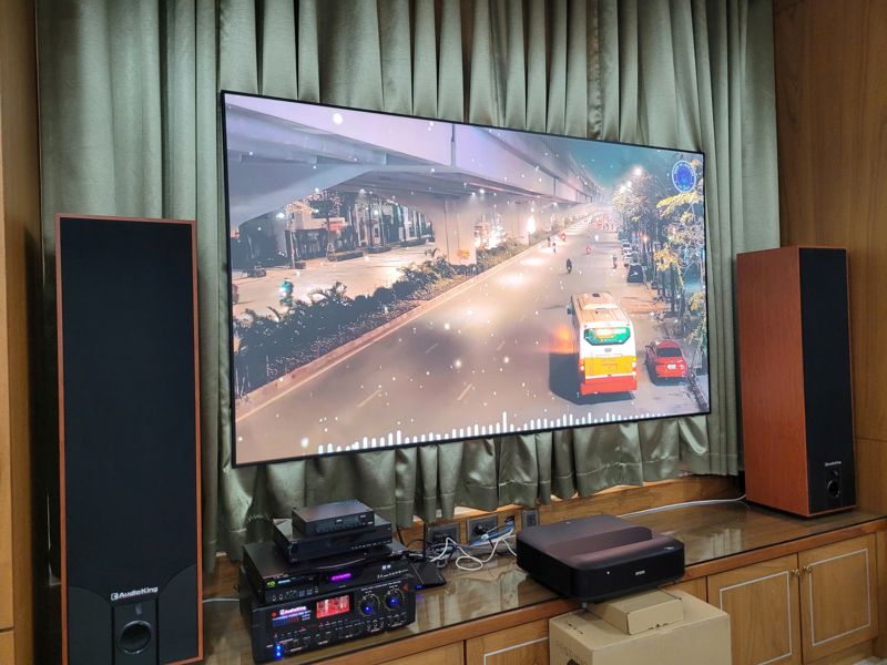 Máy chiếu Epson - EH-LS670B