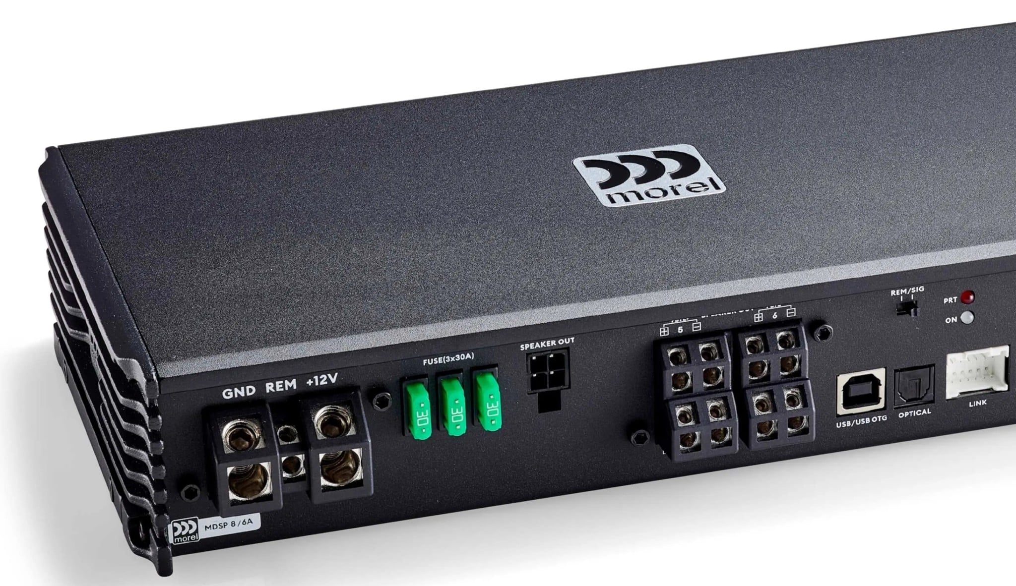Cận cảnh cổng nguồn và cầu chì 3 x 30 A trên amply DSP Morel MDSP 8/6A