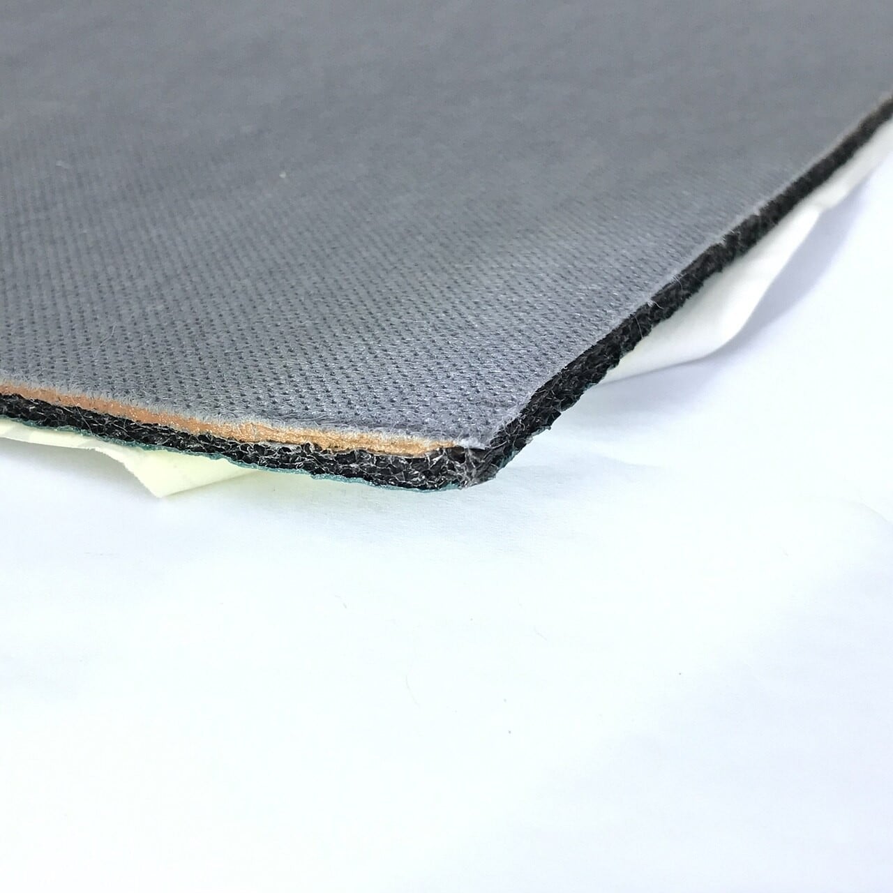 Mép cắt tấm Dr Artex Baffle Plus Integra lộ lớp vải không dệt, màng nặng và lớp xốp