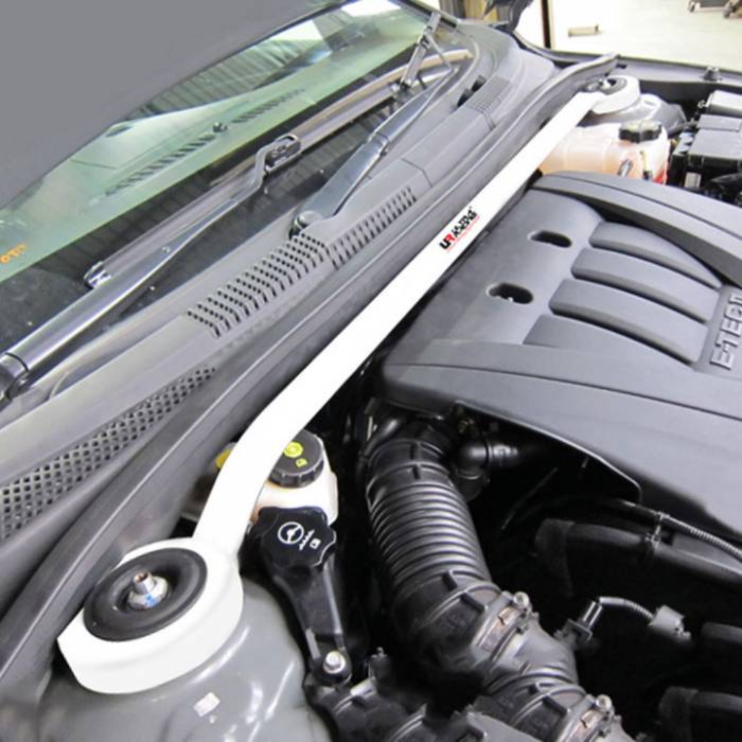 Ảnh minh hoạ kiểu thanh giằng khoang máy Ultra Racing 2 điểm nối hai tháp phuộc trước