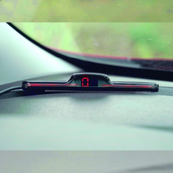 Màn cảnh báo cảm biến đỗ xe S6 Basic trên taplo báo đỏ