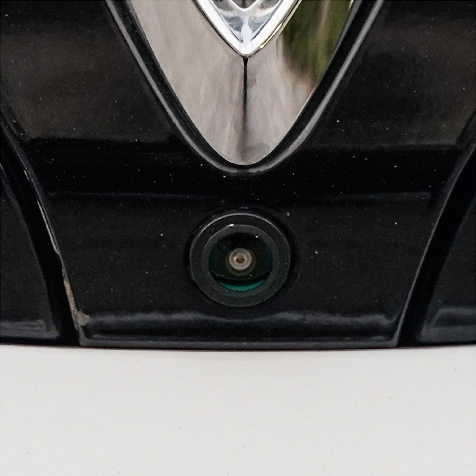 Mắt camera trước gắn dưới logo VinFast trên VF6, VF7