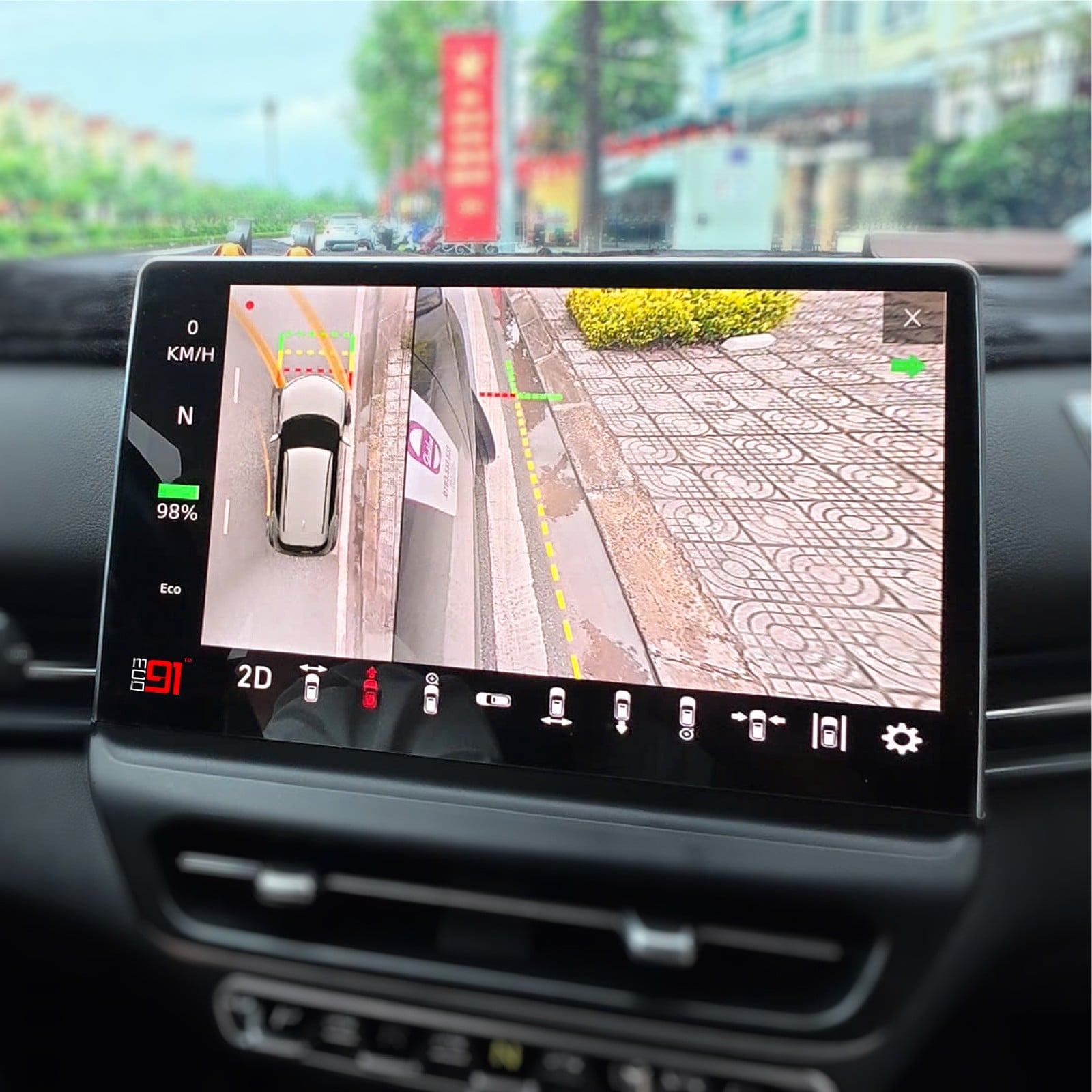 Hình 360 và camera bên phụ VF6 khi đi sát lề đường