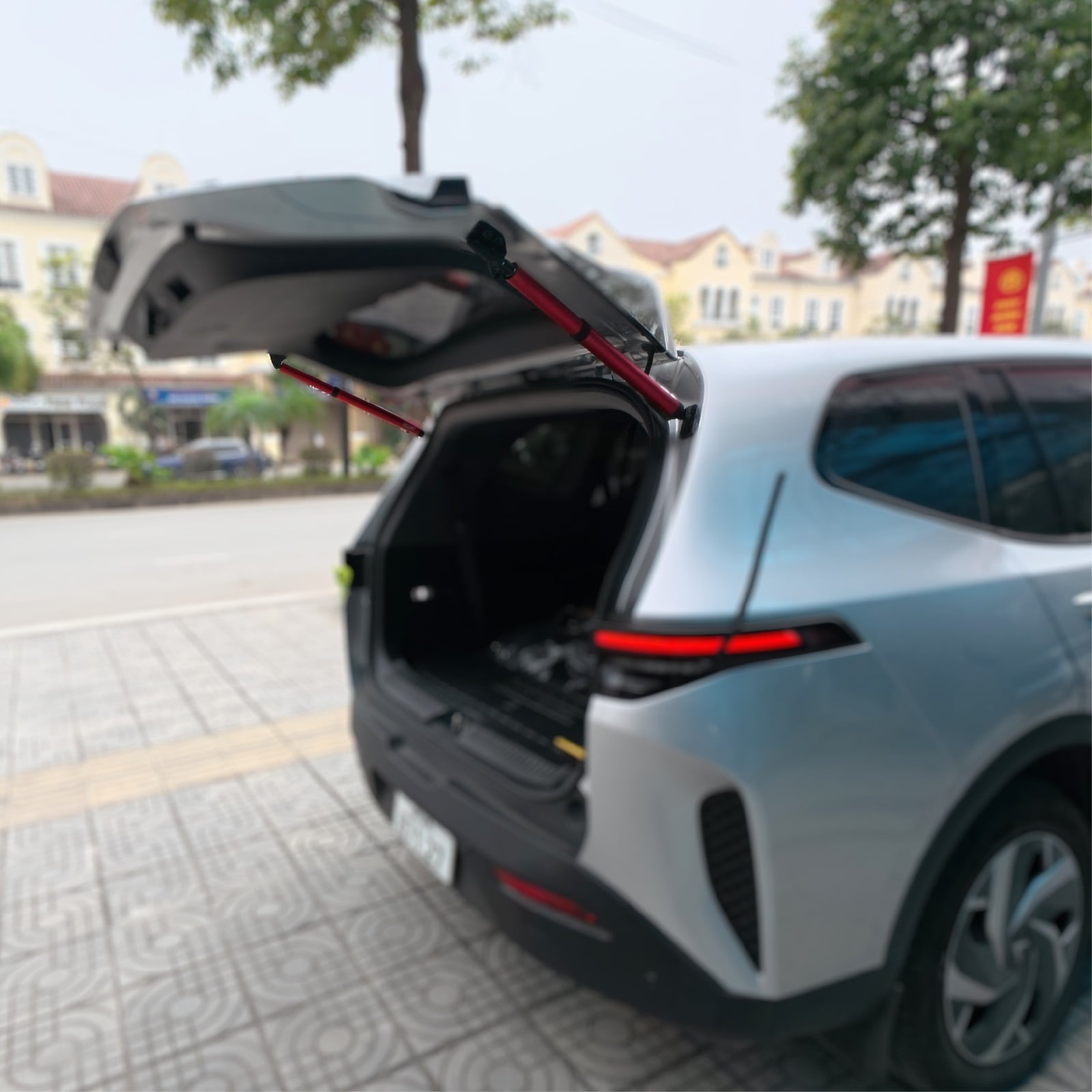 Cửa hậu MPV VinFast mở bằng ty điện MCD91 khi đỗ ngoài trời
