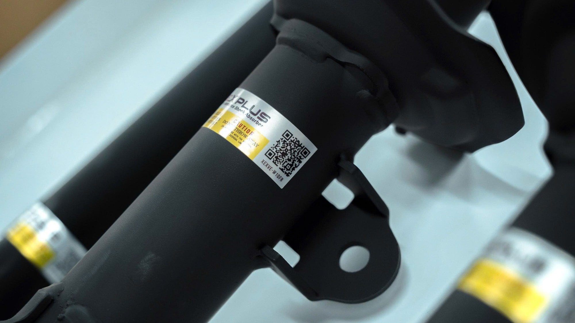 Cận tem vàng X.E.X Plus có mã QR trên thân phuộc, dùng kiểm nguồn gốc bộ phuộc Jazz, Fit
