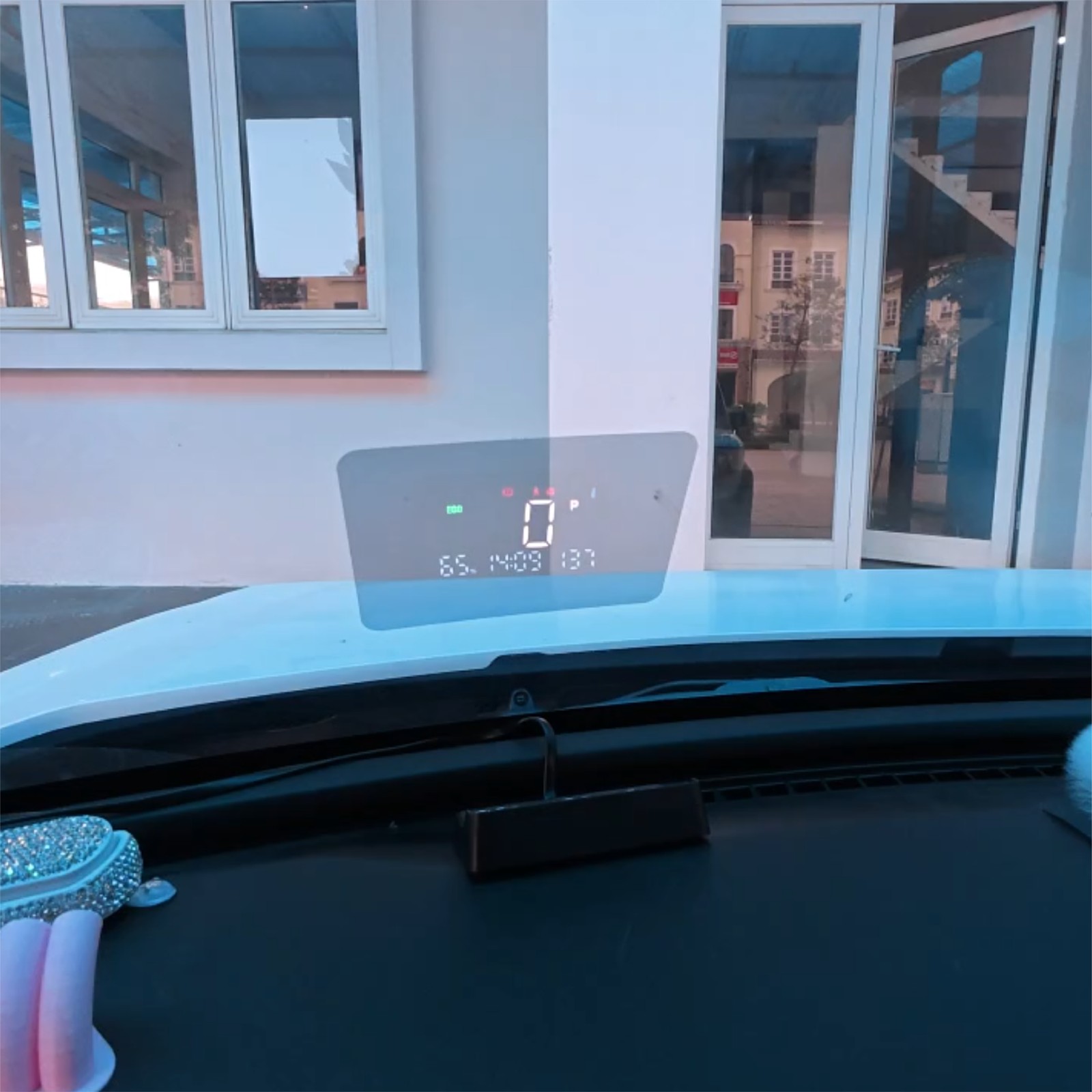 HUD MCD91 trên VF3 hiển thị 65% pin, giờ 14:09 và quãng đường còn lại 137 km