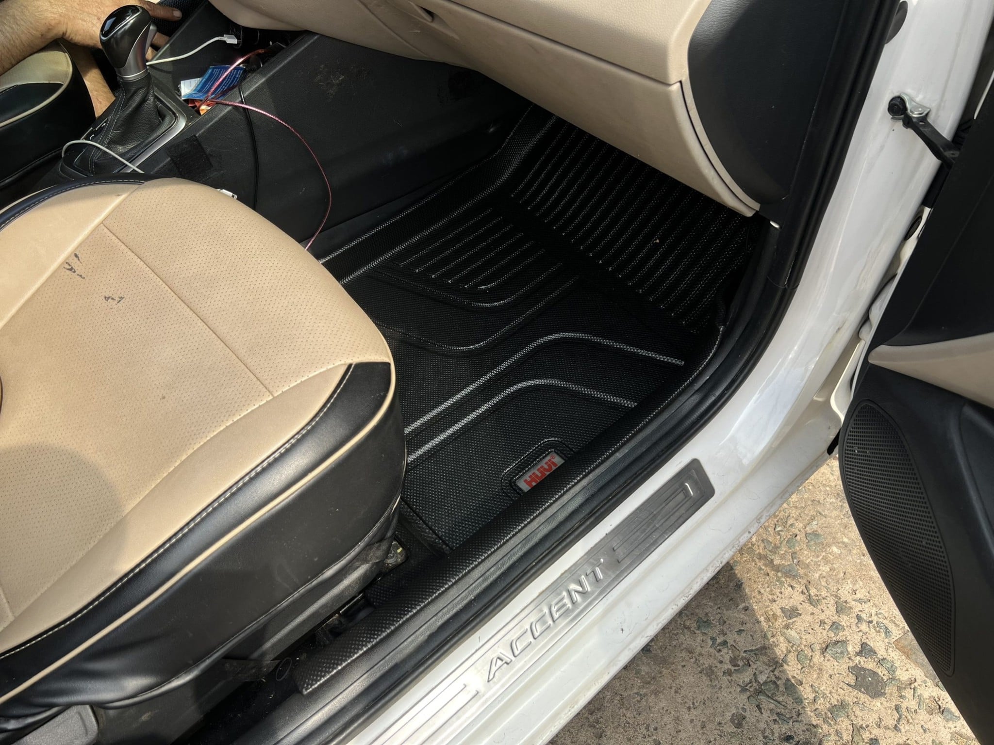 Thảm Huvi ghế lái Hyundai Accent nhìn gần, mép ôm sát chân ghế và bậc cửa