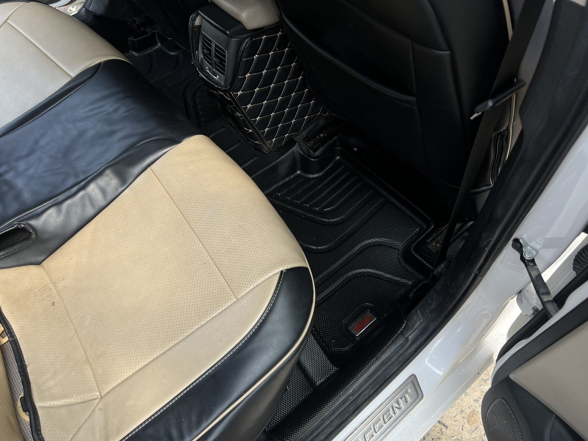 Thảm Huvi Accent 2018-2023 khu vực ghế phụ, lắp trên xe thật
