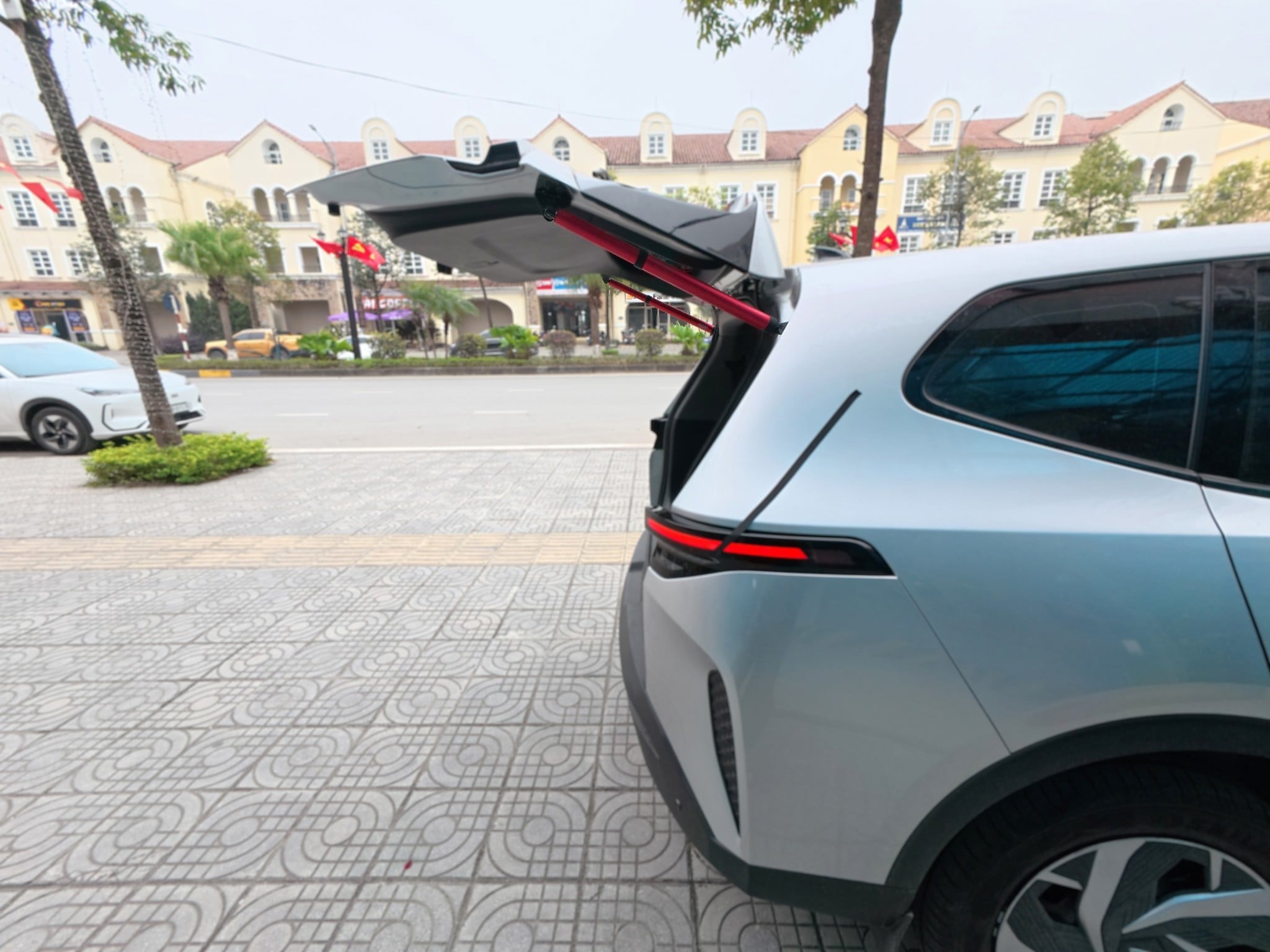 Cửa hậu Limo Green tự mở sau khi lắp cốp điện MCD91