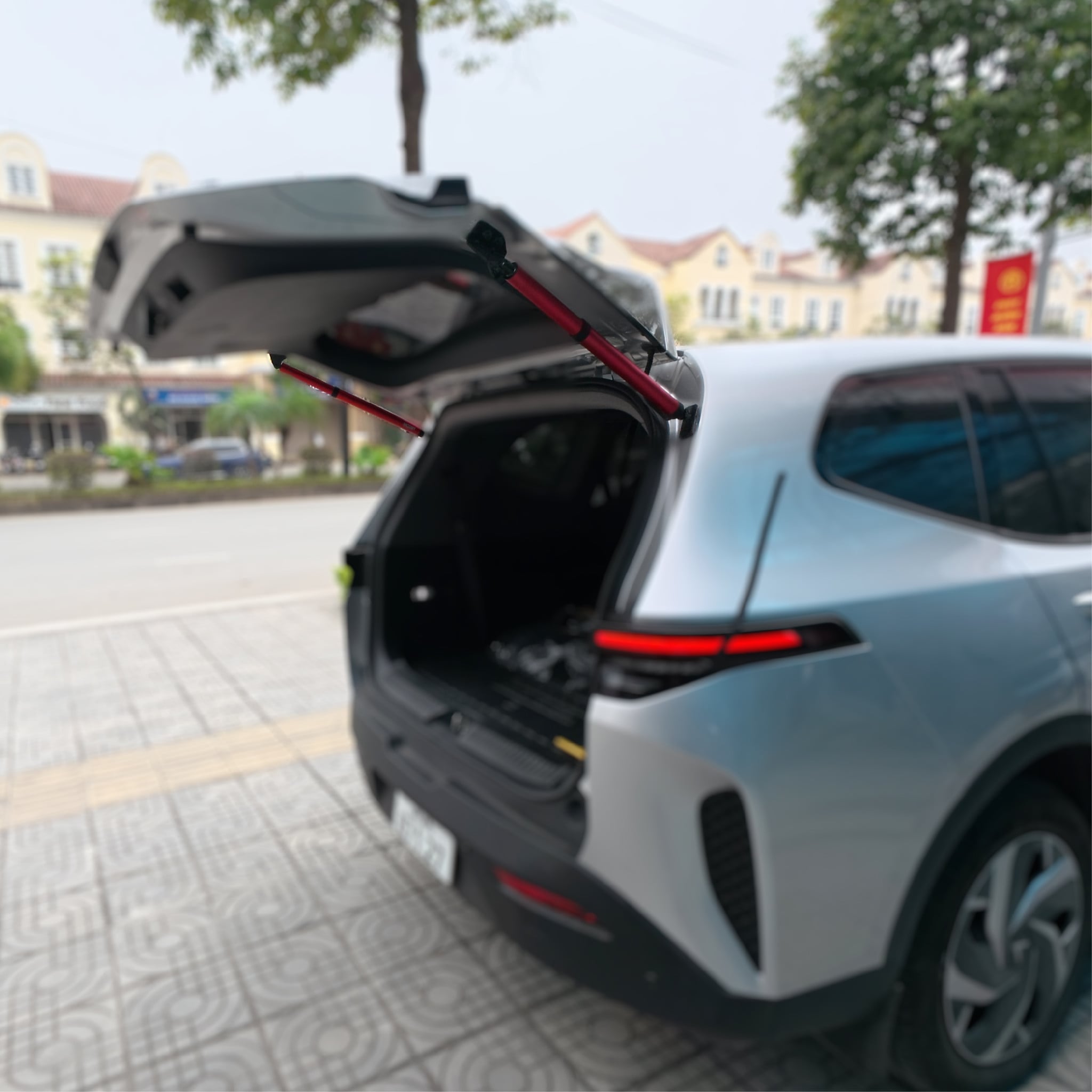 Cửa hậu VinFast VF MPV7 mở tự động sau khi lắp cốp điện MCD91