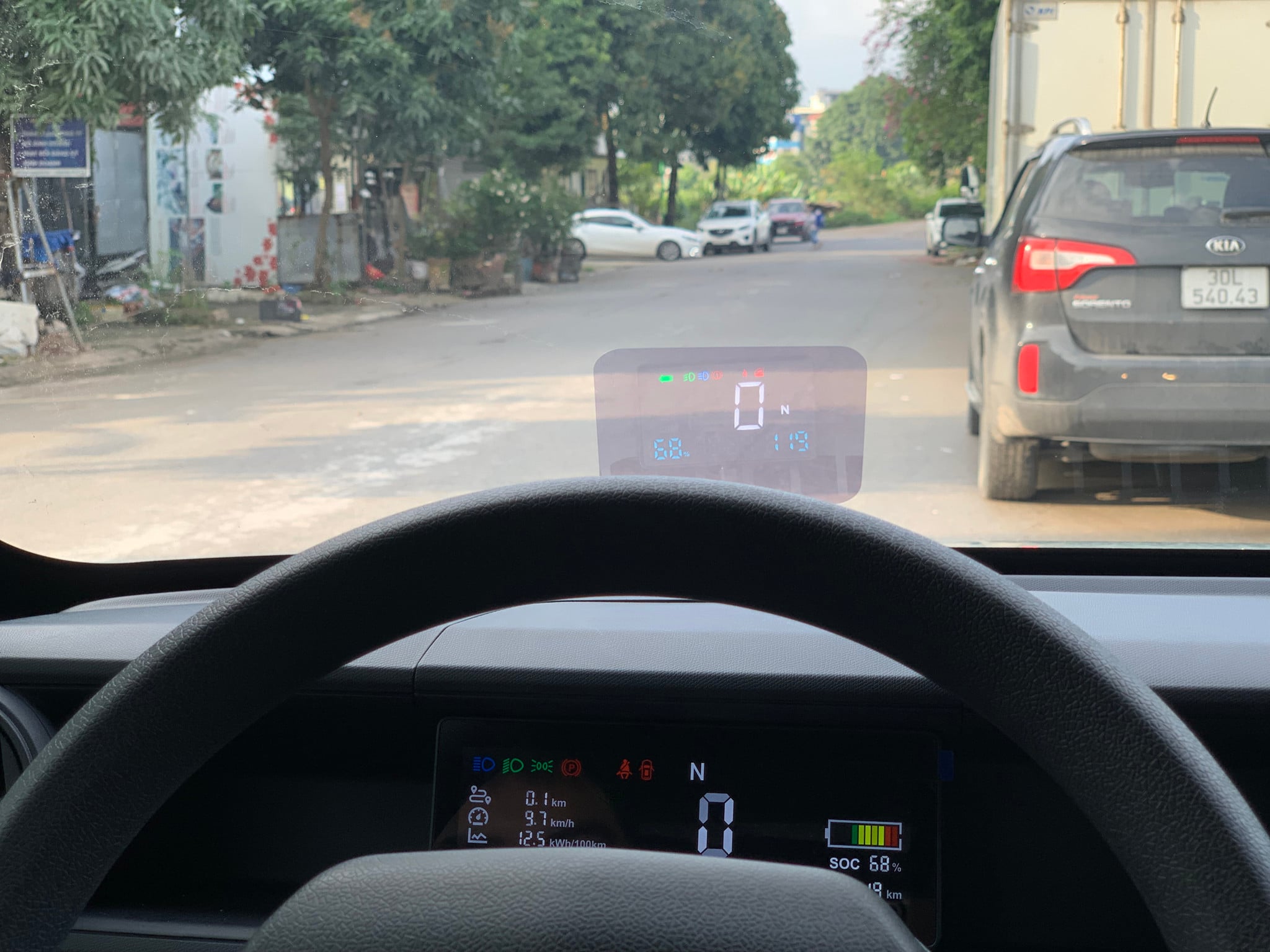 Cận cảnh hình chiếu HUD MCD91 trên kính EC Van hiển thị tốc độ và phần trăm pin