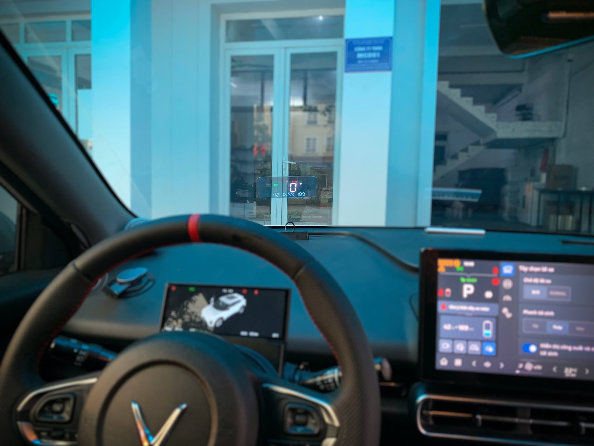 HUD MCD91 lắp trên VinFast Limo Green nhìn từ ghế lái, màn hình trung tâm bên phải