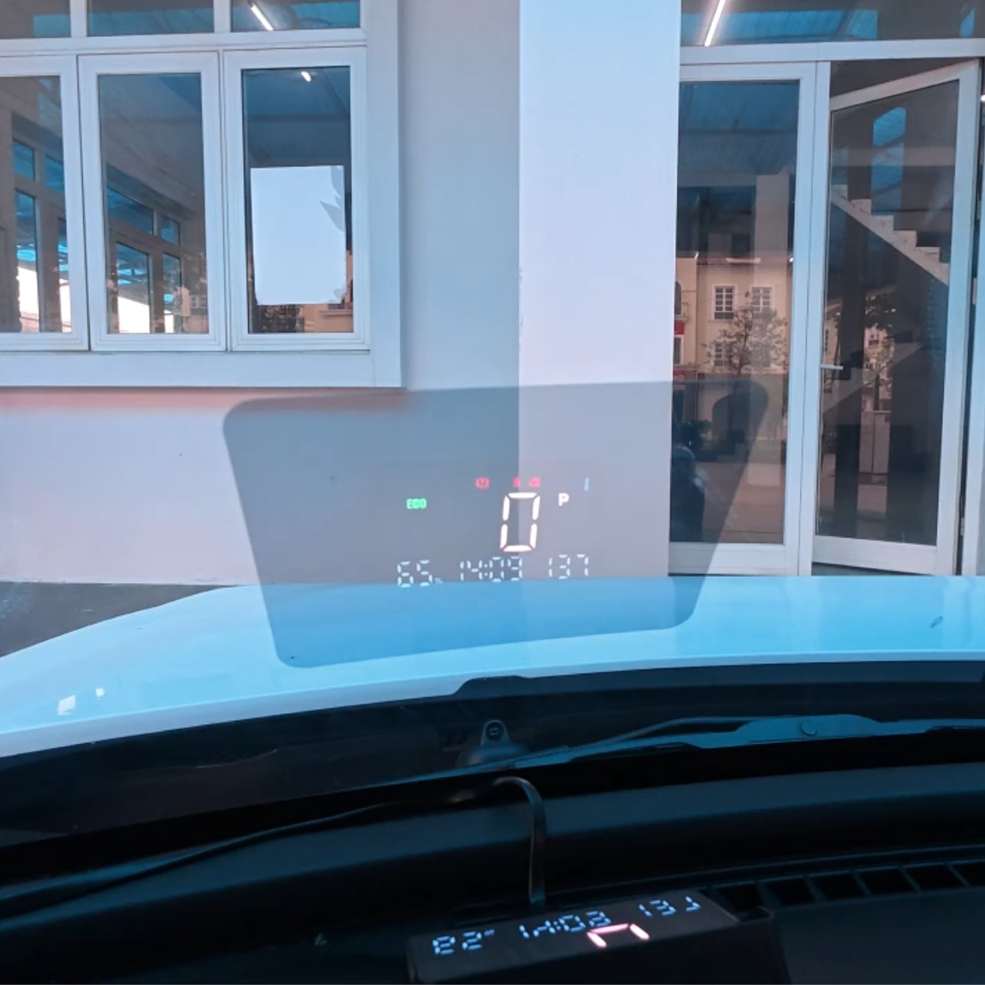HUD MCD91 lắp trên taplo VinFast VF3, hình chiếu trên kính lái
