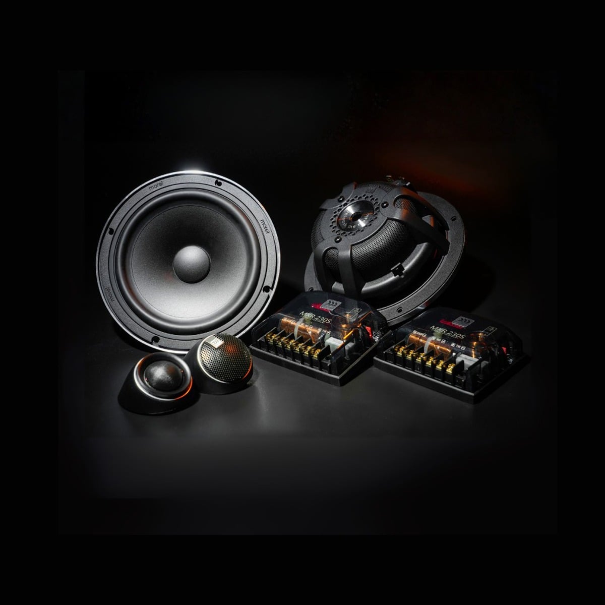 Woofer, tweeter và phân tần Morel Sensus 62 trên nền tối