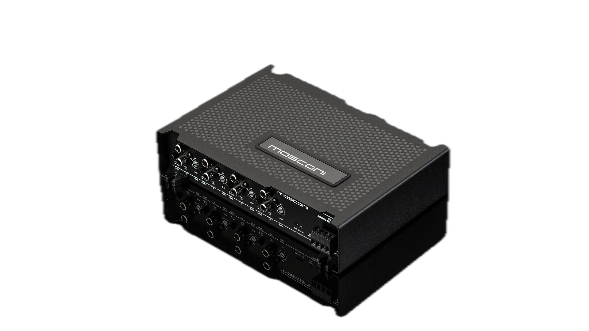 DSP Mosconi AERO 8|12 DSP nhìn chéo trên nền studio đen