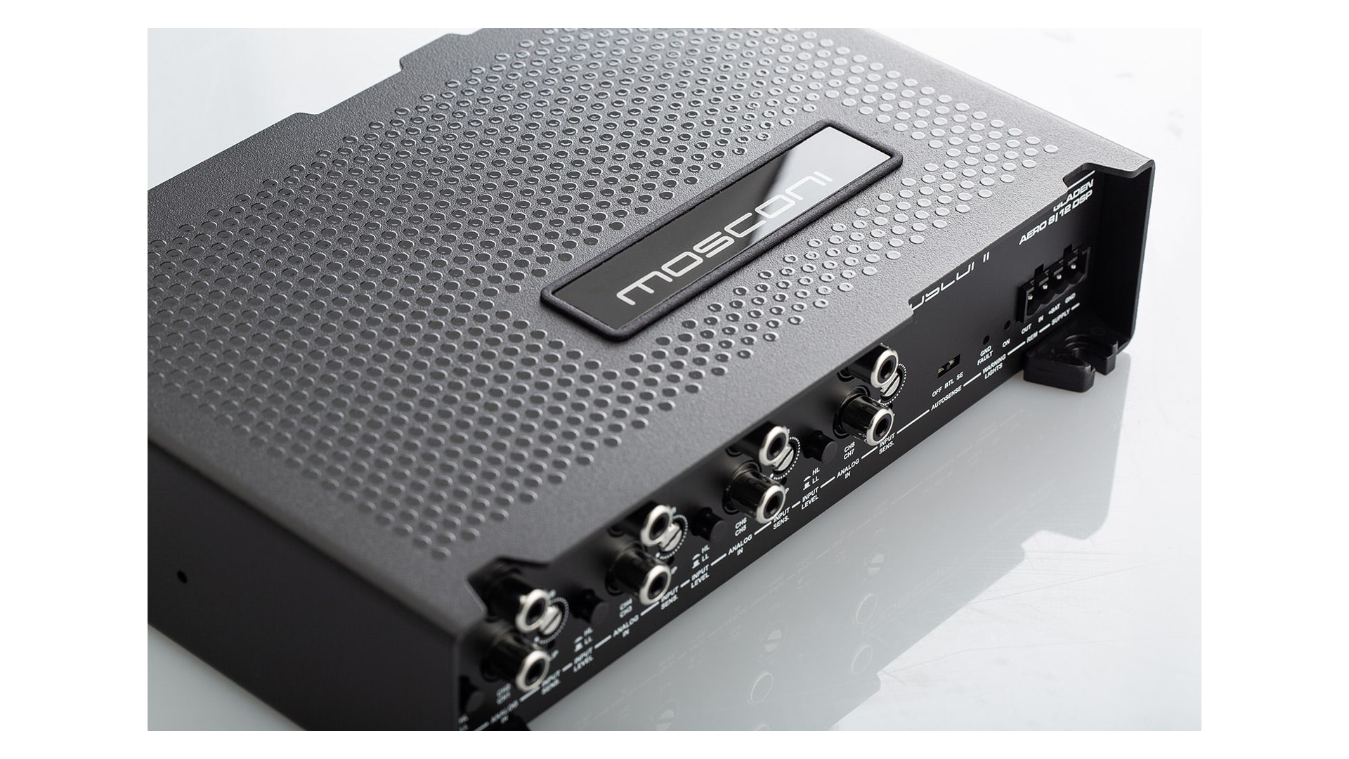 DSP Mosconi AERO 8|12 DSP nhìn chéo trên nền sáng