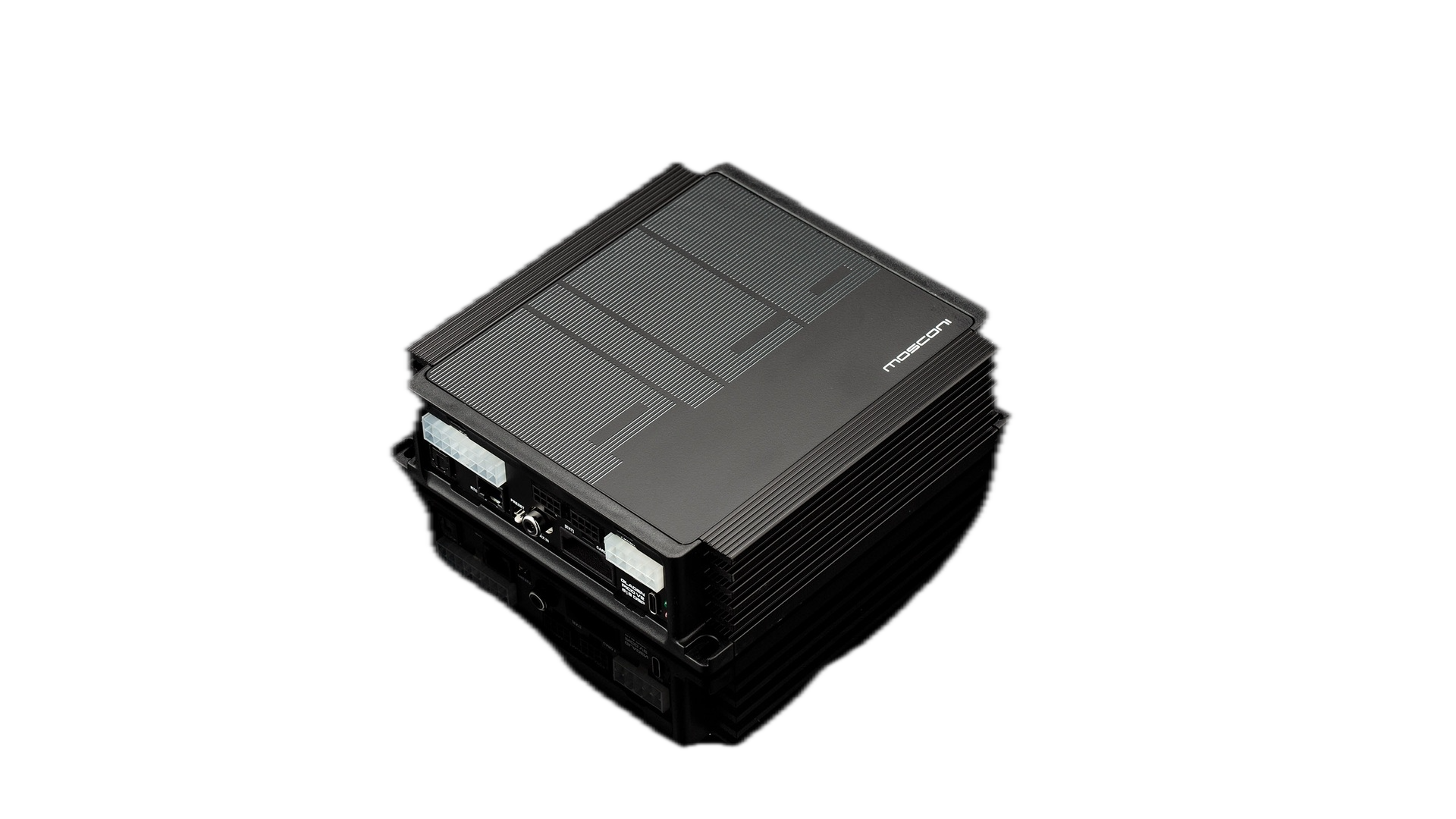 Amply DSP Mosconi PICO 6|8 DSP V2 nhìn chéo từ phía đầu nối