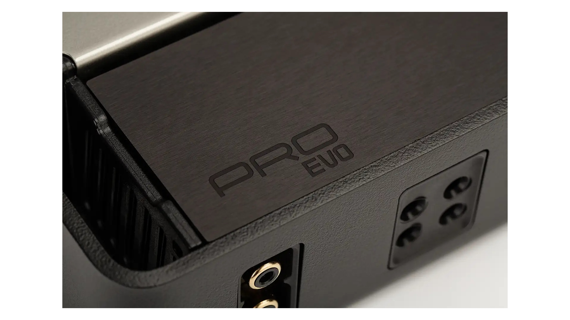 Cận cảnh logo PRO EVO và bề mặt nhôm Mosconi PRO 1|10 EVO
