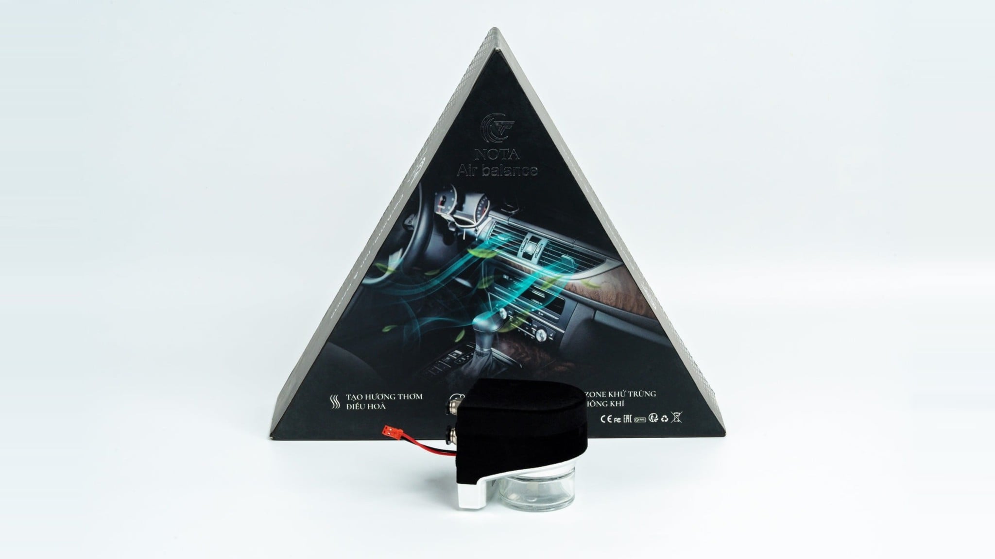 Hộp sản phẩm Nota Air Balance Pro hình tam giác và cốc khuếch tán nước hoa