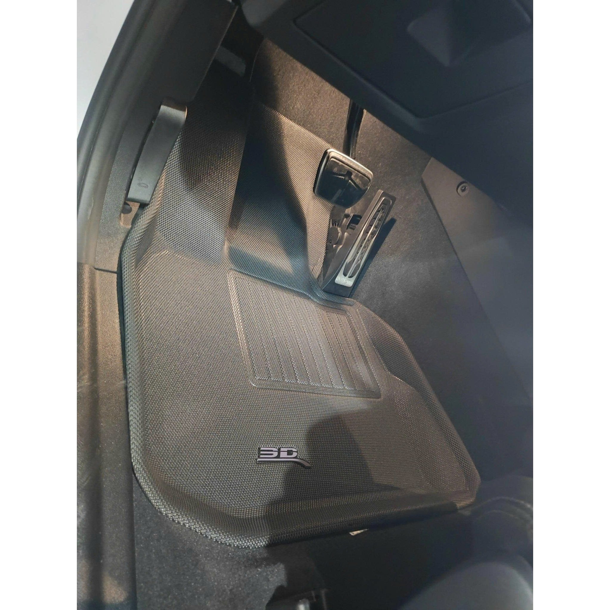 Tấm ghế lái KAGU trên BMW X3 G01 ôm sát cần số và chân bàn đạp