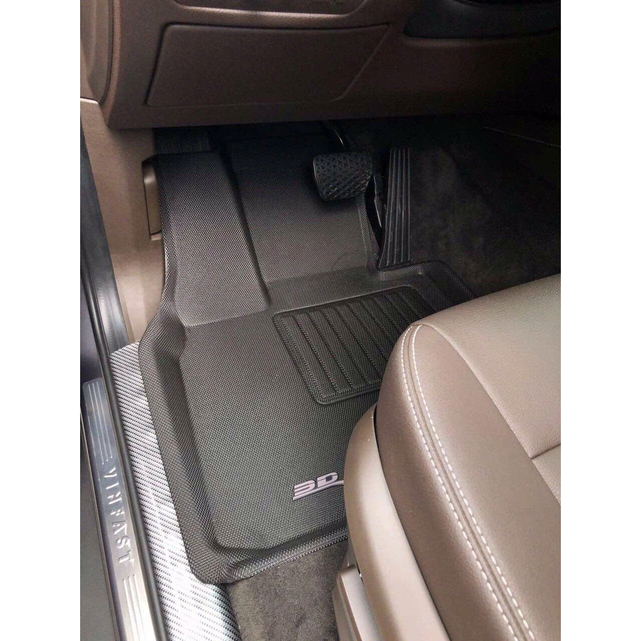 Tấm ghế lái KAGU trên BMW X5 nội thất da nâu, mép thảm theo sát ốp bậc cửa