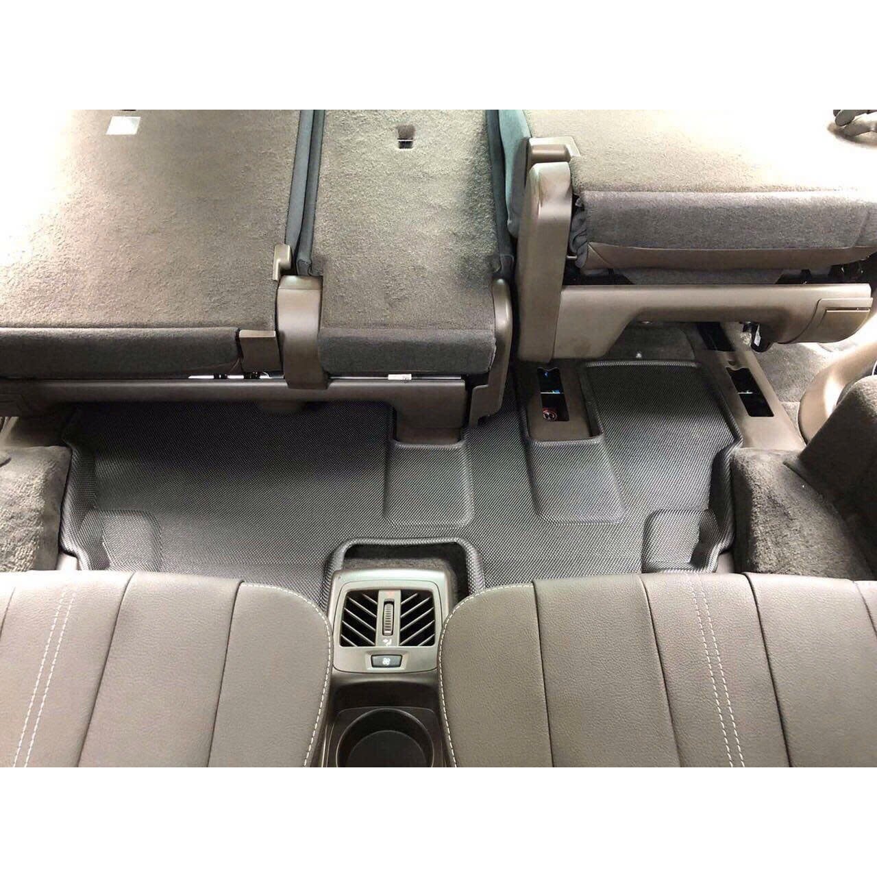 Sàn hàng hai BMW X5 nhìn từ khoang sau, thảm KAGU phủ kín chân ghế
