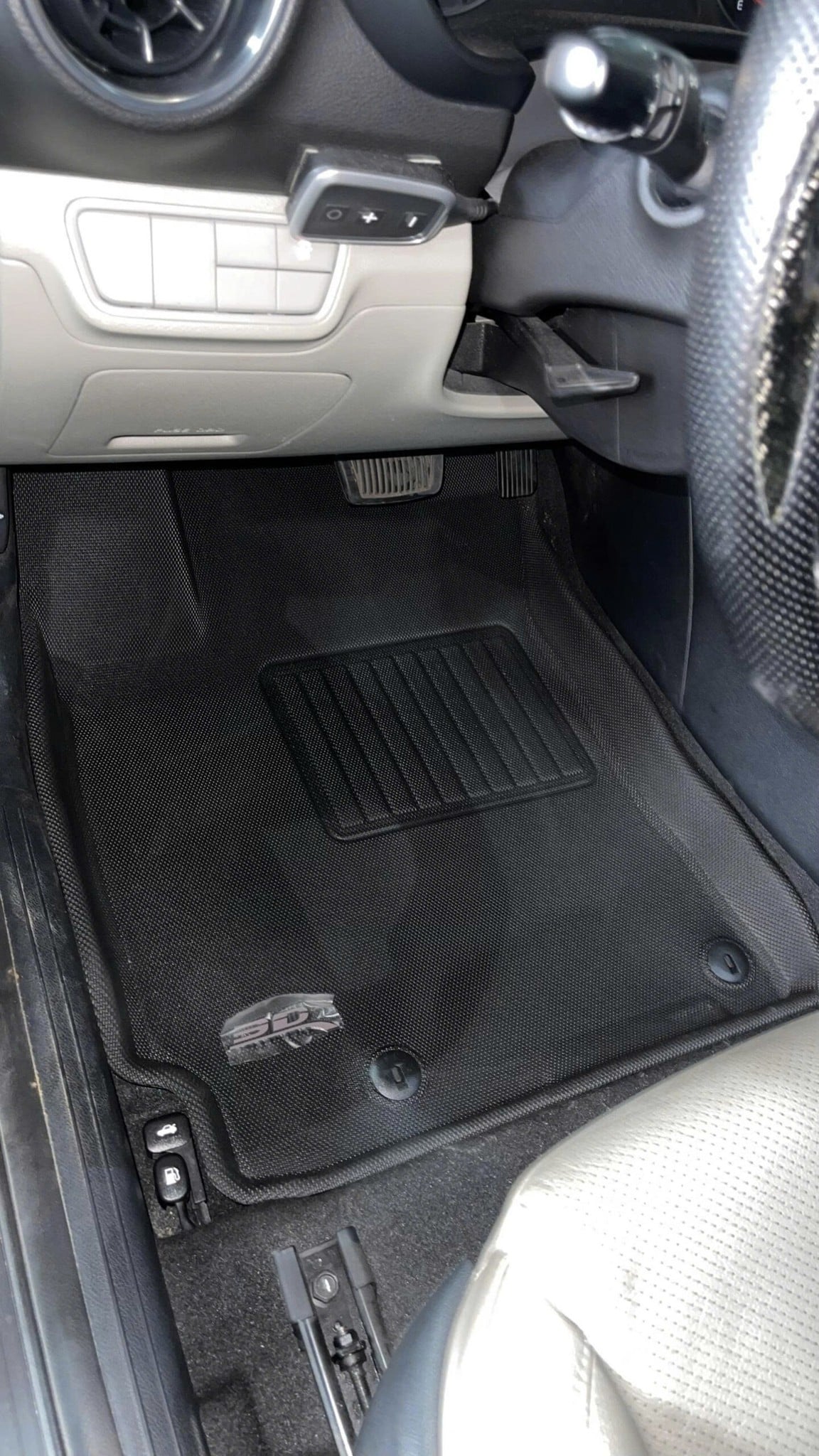 Tấm KAGU ghế lái Kia K3/Cerato lắp thực tế, phủ kín vùng chân dưới bàn đạp