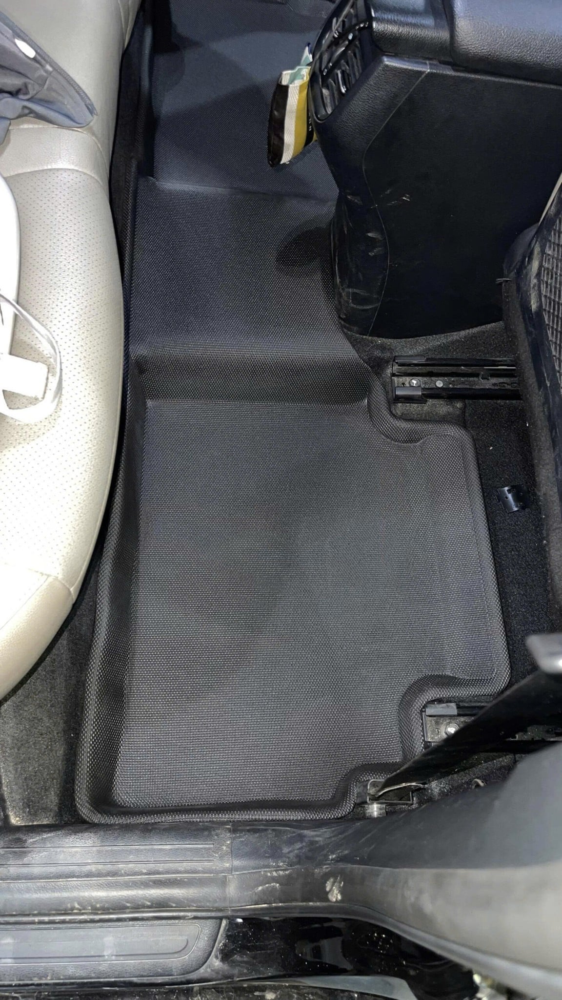 Tấm sau liền của Kia K3/Cerato phủ sàn hàng ghế sau và phần gờ giữa