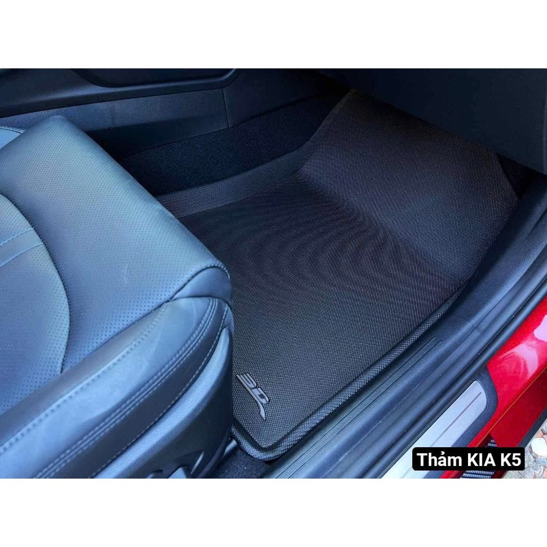 Thảm ghế phụ Kia K5 trải sát chân ghế và ốp bậc cửa