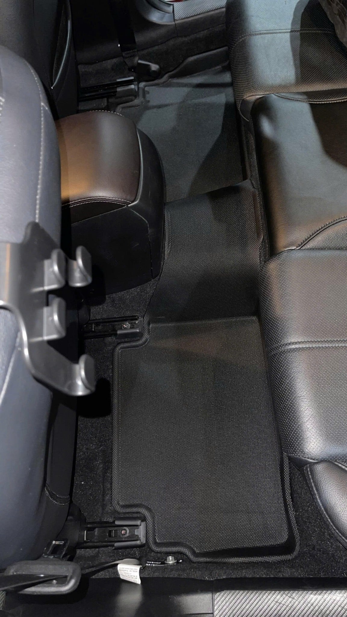 Thảm hàng ghế sau Mazda 3 đời 2015-2019, tấm KAGU phủ sàn dọc chân ghế trước