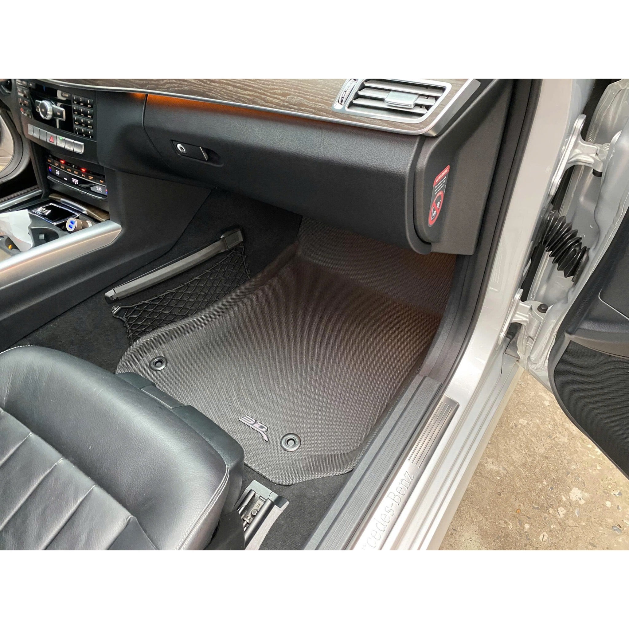 Thảm KAGU ghế phụ trên Mercedes E-Class W212, mép thảm khít bậc cửa và chân ghế