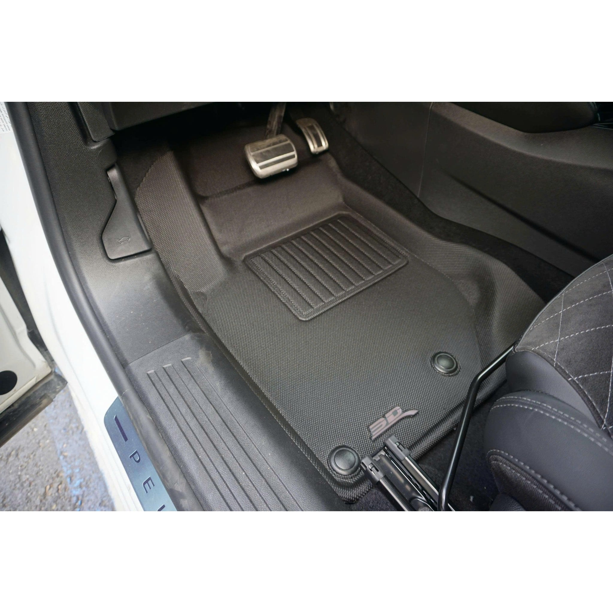 Tấm KAGU ghế lái Peugeot 2008 lắp thực tế dưới bàn đạp nhôm, sát nẹp bậc cửa