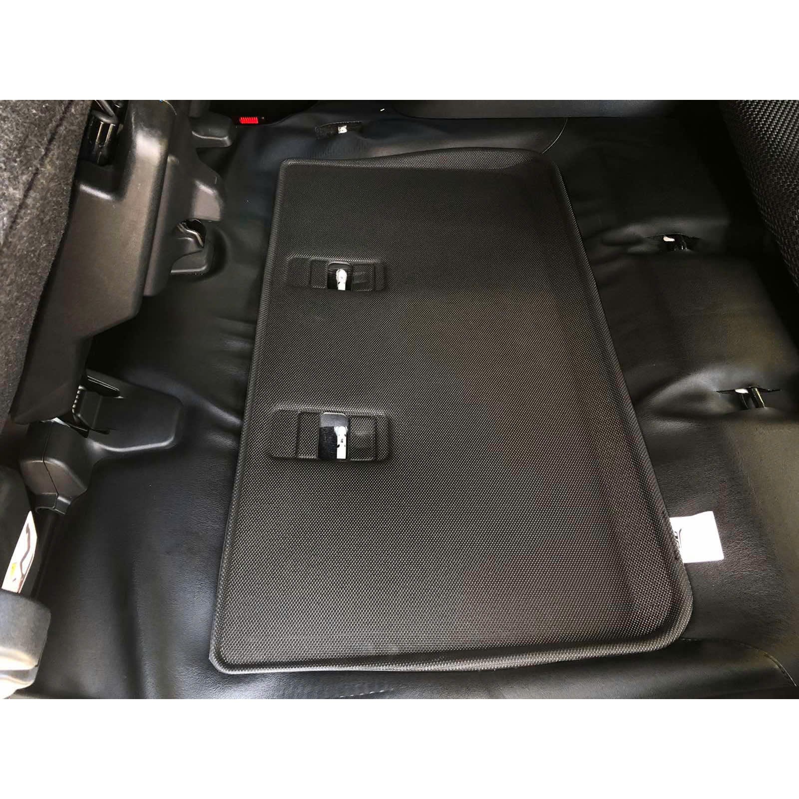 Tấm thảm hàng 3 Toyota Fortuner phủ trọn sàn sau, chừa lỗ móc ghế