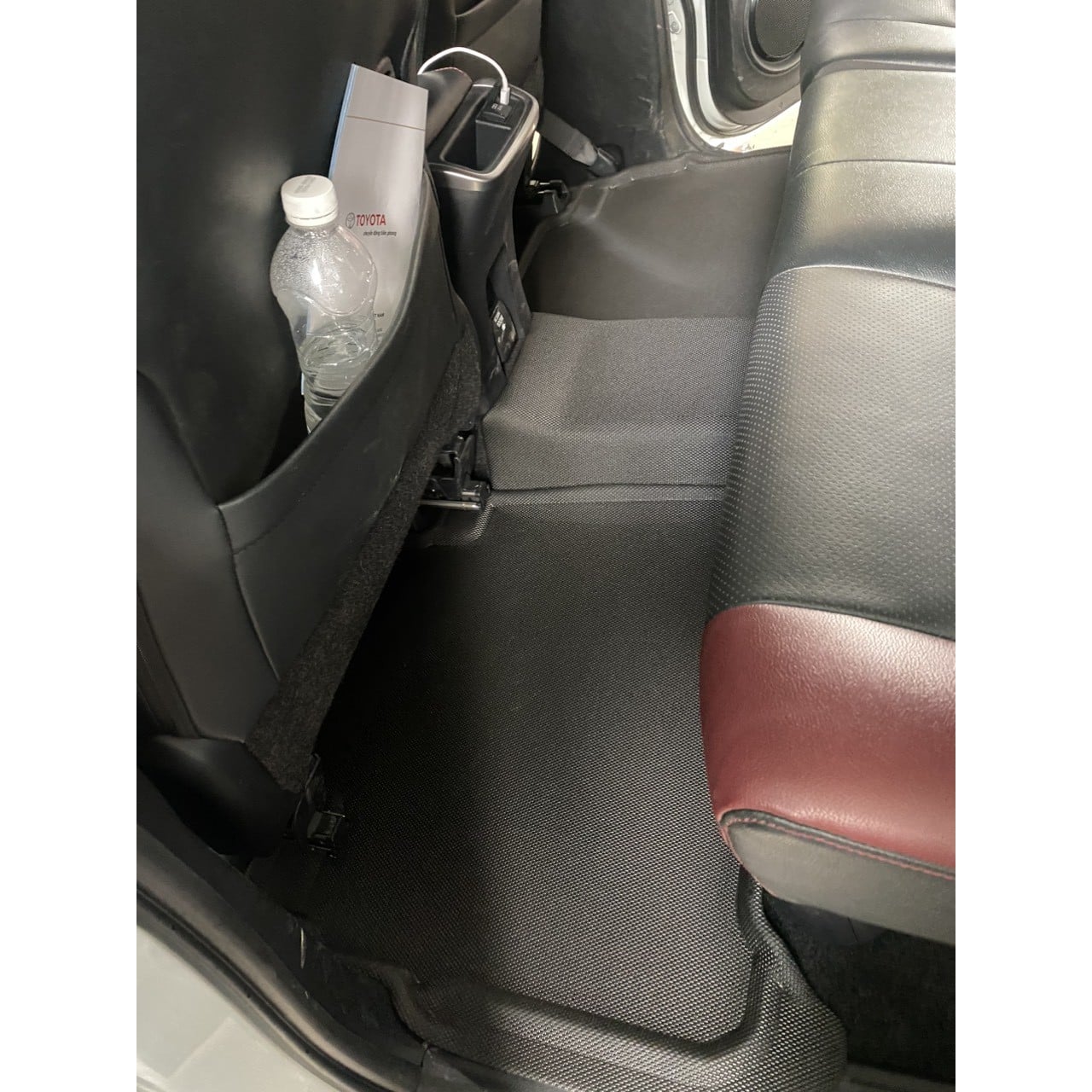 Thảm hàng 2 Toyota Fortuner phủ sàn sau ghế lái, ôm theo gờ và chân ghế