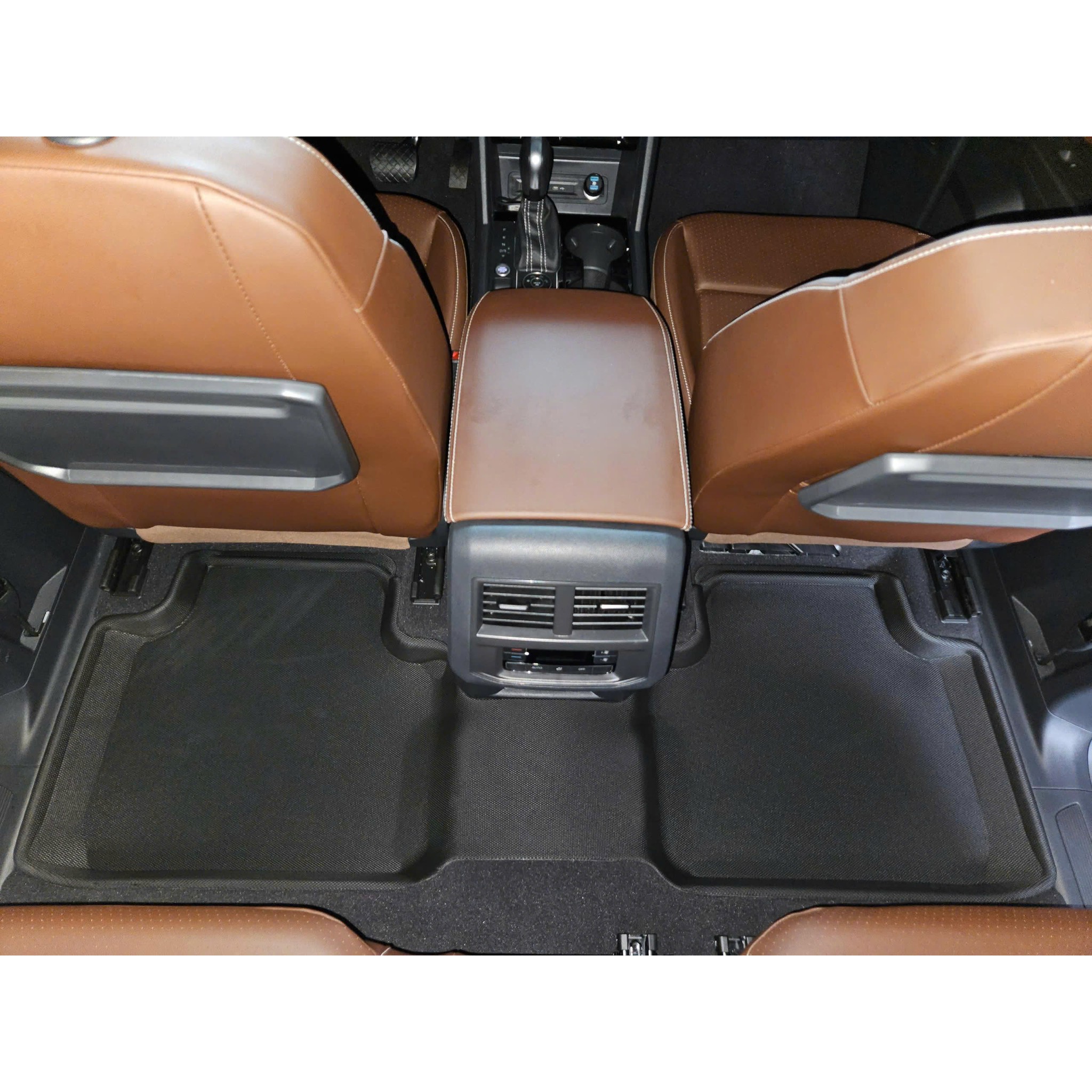 Thảm hàng 2 Volkswagen Teramont nhìn từ hàng trước, phủ sàn hai bên và gờ giữa