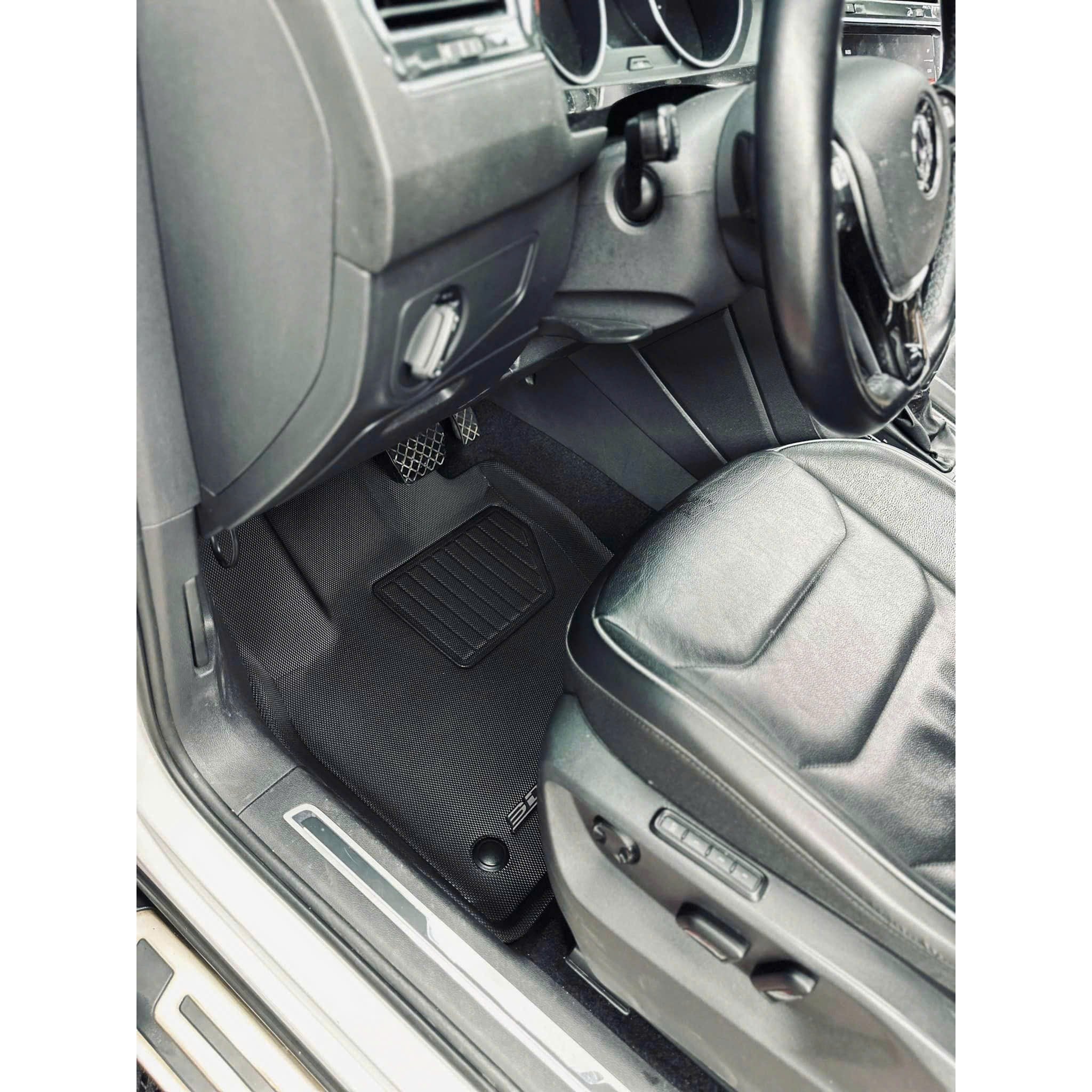 Tấm KAGU ghế lái Tiguan, gờ mép ôm sát bậc cửa và chân bàn đạp