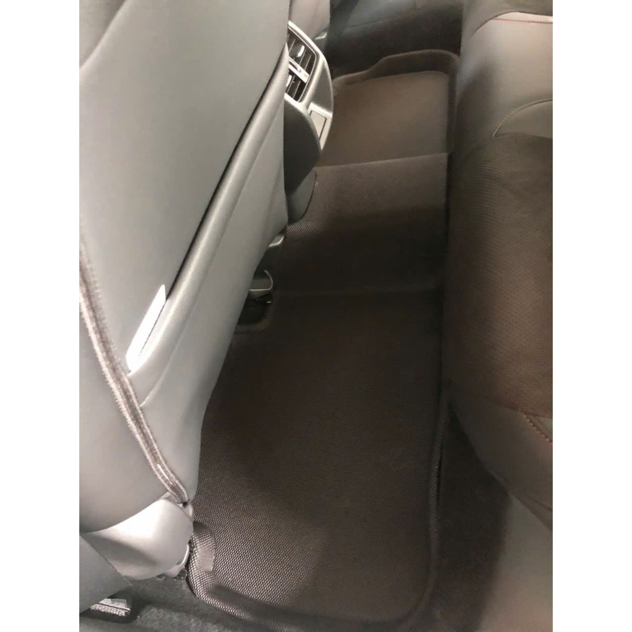 Thảm hàng ghế thứ hai Tiguan lắp thực tế, phủ sàn phía sau ghế lái