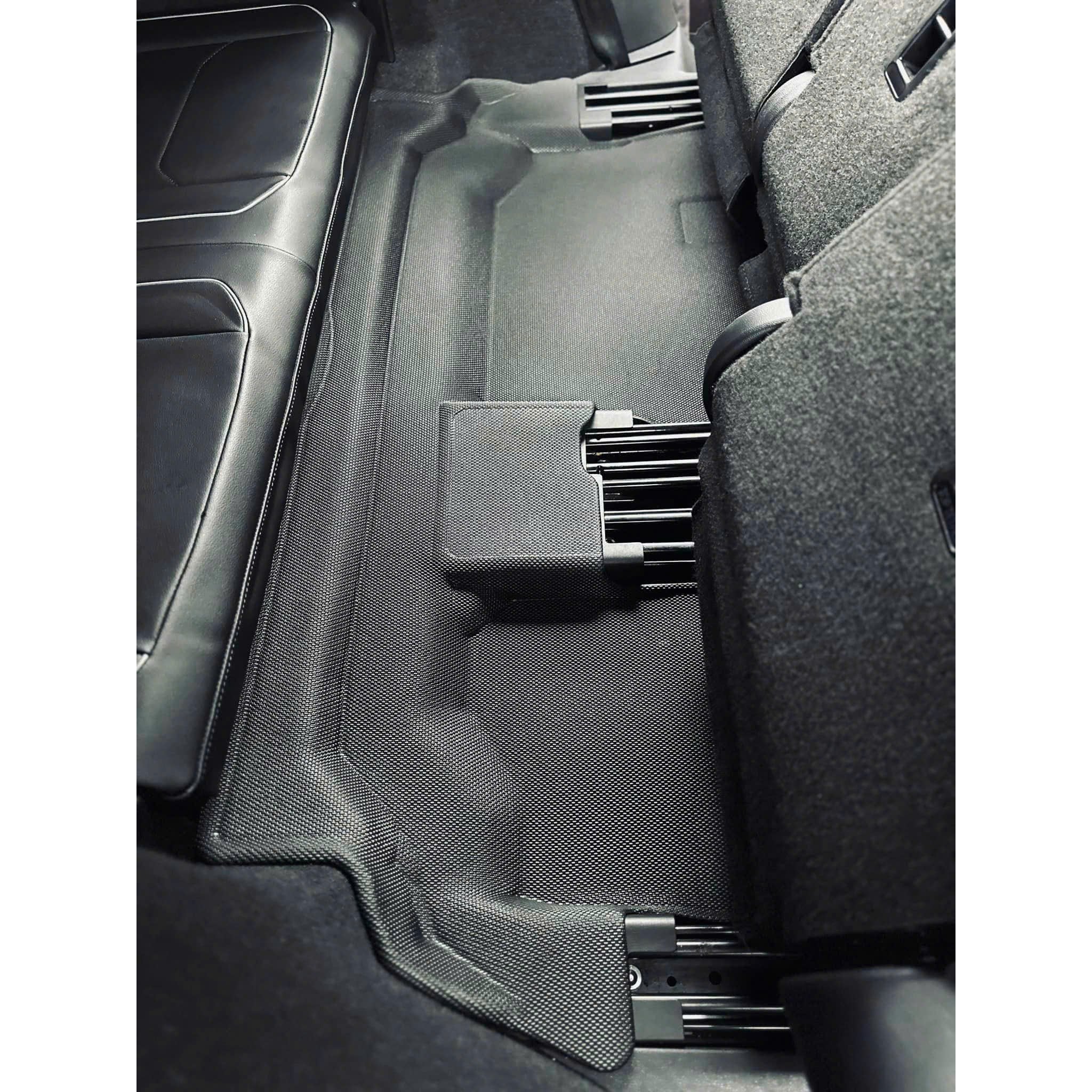 Tấm KAGU hàng ghế thứ ba Tiguan nằm giữa ray ghế gập, phủ kín sàn phía sau