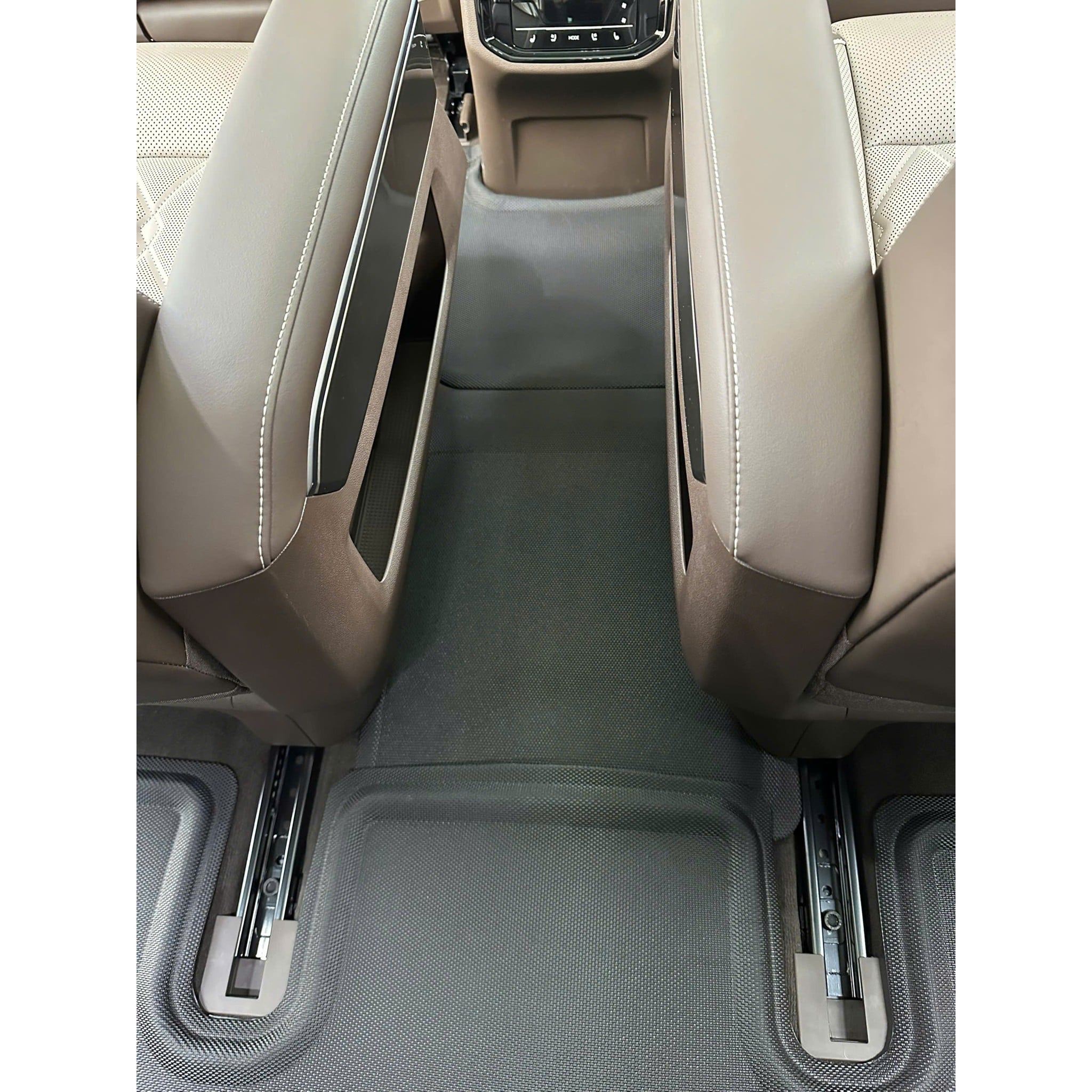 Lối đi giữa hai ghế thương gia Volkswagen Viloran phủ thảm KAGU, chừa đúng ray ghế