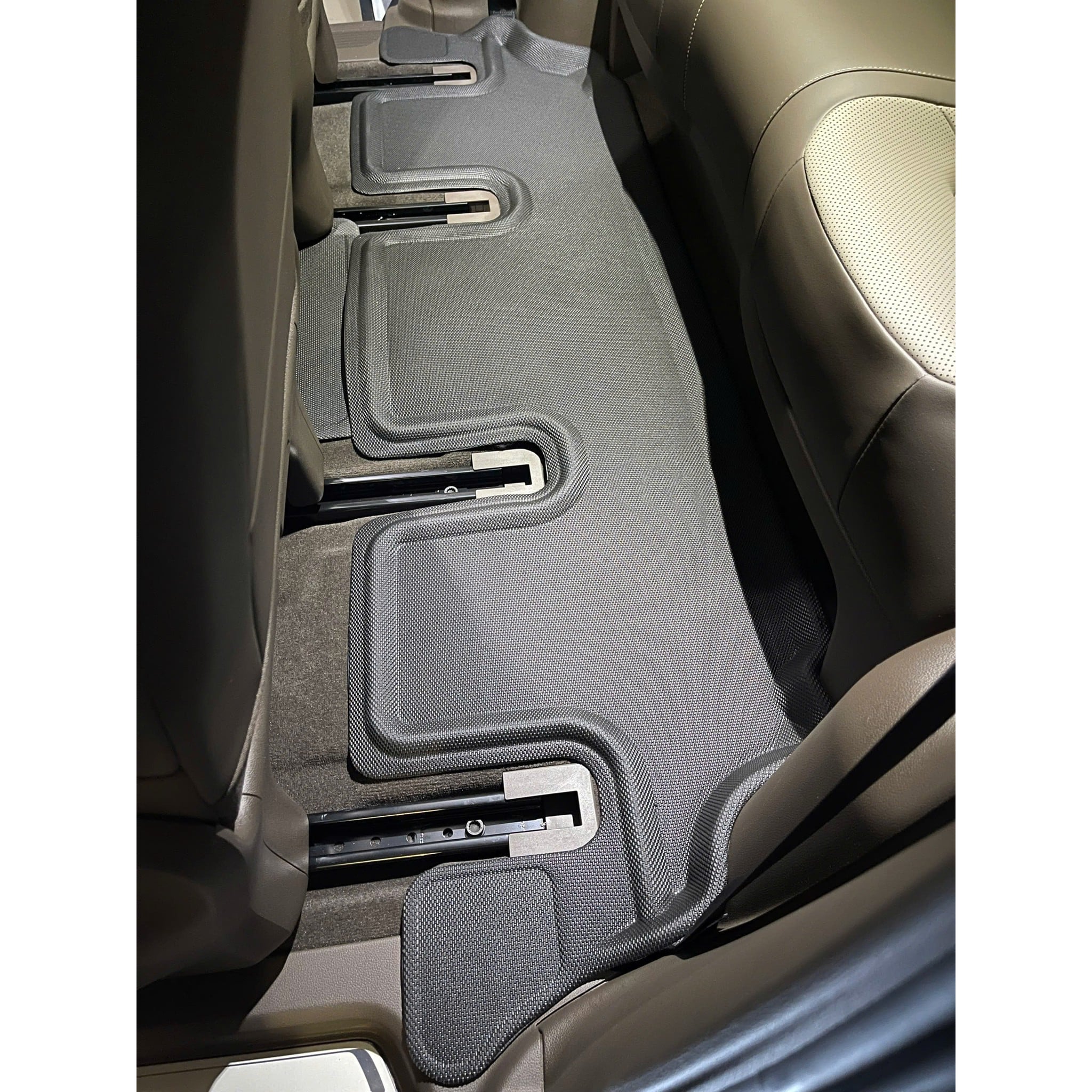 Thảm hàng 3 Volkswagen Viloran lượn theo chân ghế và ray, phủ kín sàn sau